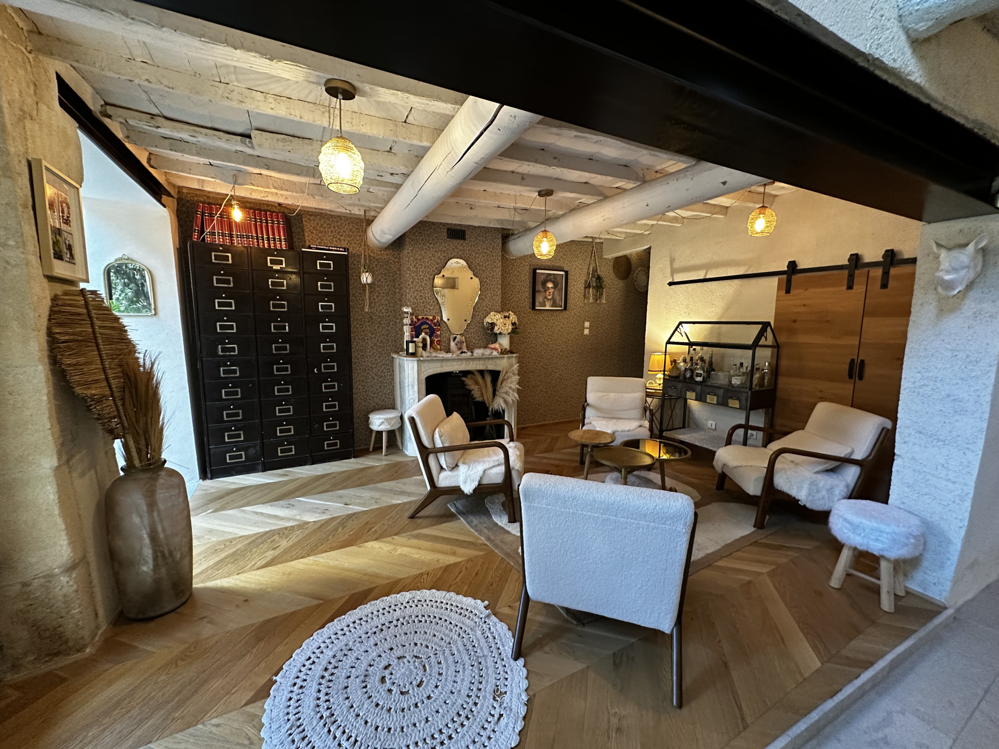 Intérieur d’une maison de village Intérieur d'une maison de village avec salon confortable et décoration soignée.