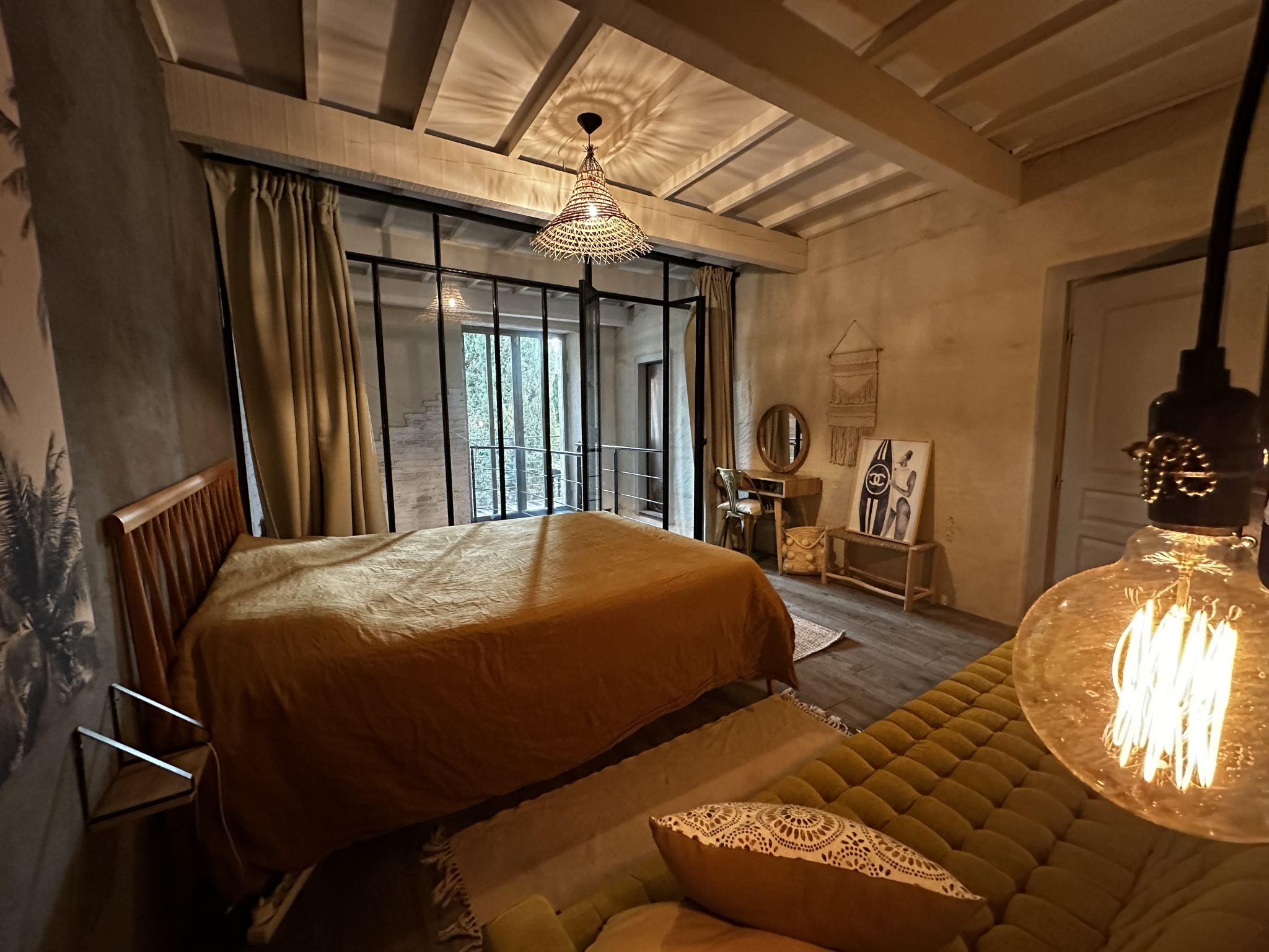 Chambre rénovée d’une maison de village Chambre d'une maison de village rénovée, avec un lit et des éléments décoratifs en bois.