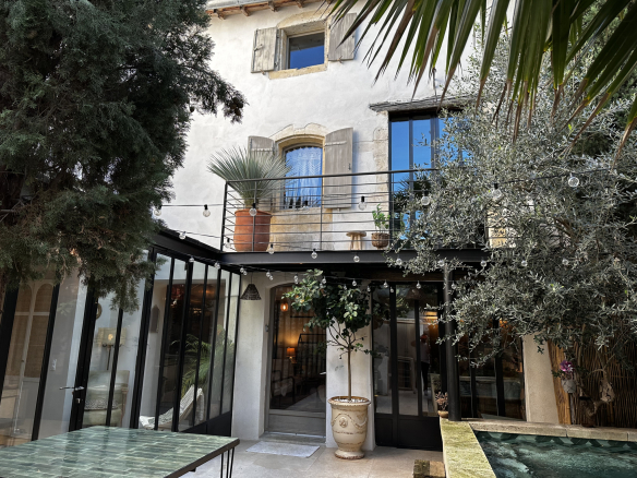 Maison de village rénovée avec cour et végétation, Maillane, Alpilles.