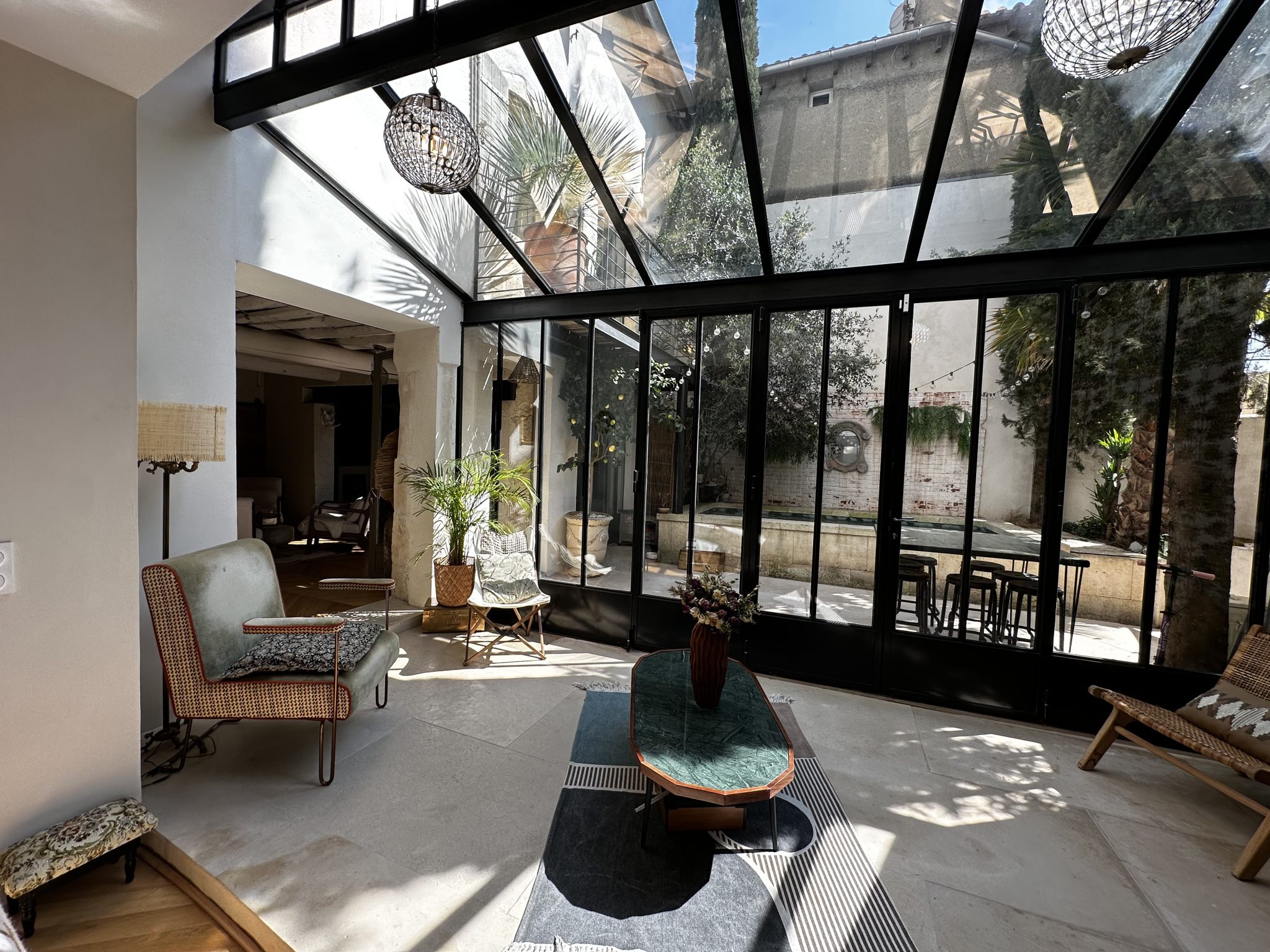 Intérieur d’une maison de village à Maillane Intérieur d'une maison de village avec véranda et mobilier confortable, Maillane.