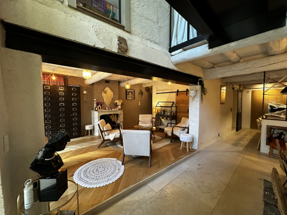 Intérieur d'une maison de village rénovée avec un salon lumineux et des meubles modernes.