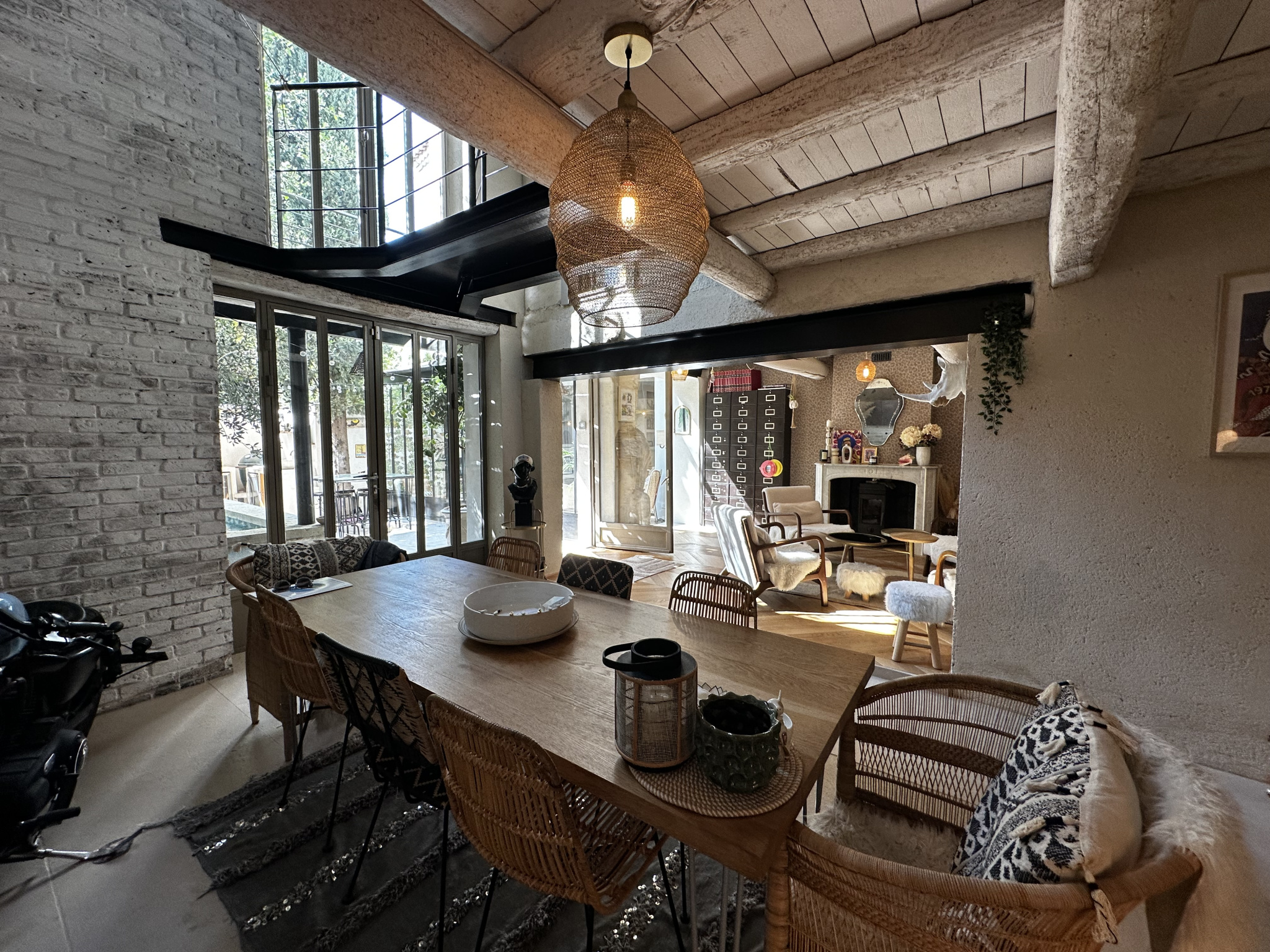 Intérieur d’une maison de village à Maillane Intérieur d'une maison de village avec une salle à manger lumineuse et des murs en pierre.