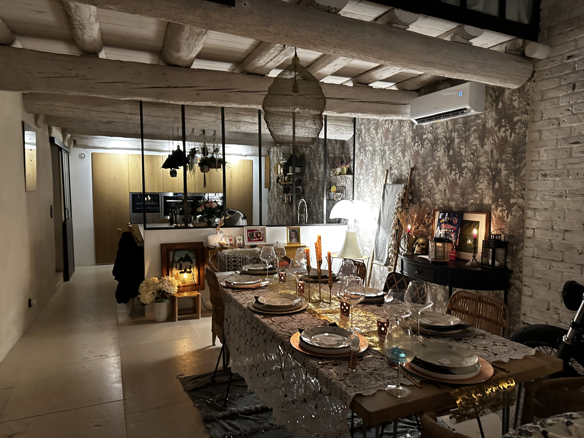 Intérieur d’une maison de village Intérieur d'une maison de village rénovée avec une table dressée dans un cadre chaleureux.