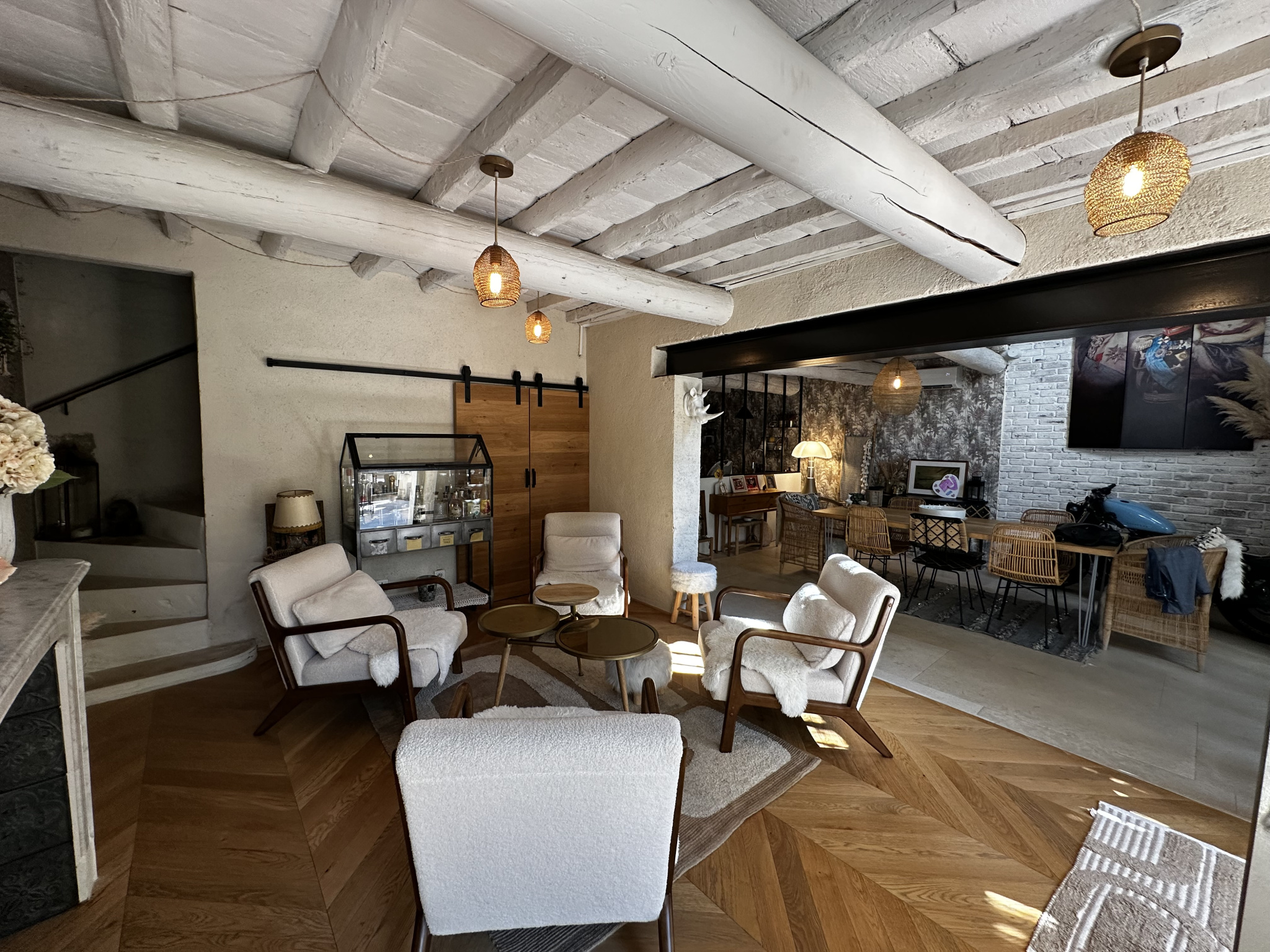 Intérieur d’une maison de village à Maillane Intérieur d'une maison de village rénovée avec goût, salon lumineux avec mobilier moderne.