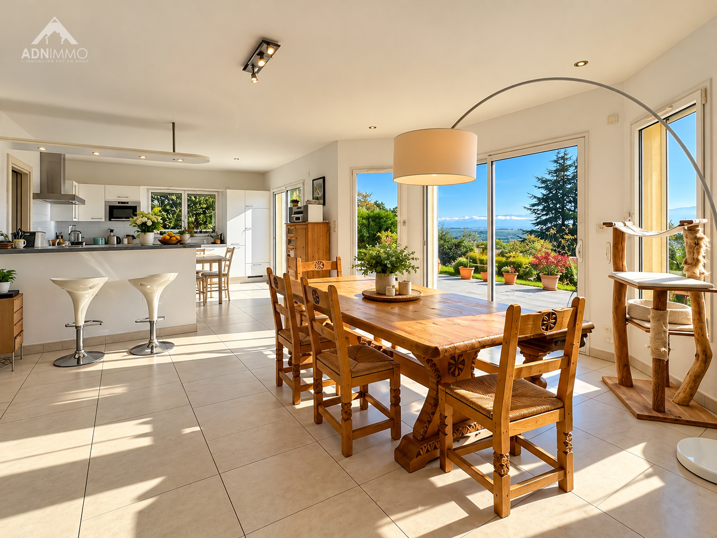Maison moderne avec vue sur le Mont-Blanc Intérieur d'une maison moderne avec une vue sur le Mont-Blanc, salle à manger et cuisine ouverte.