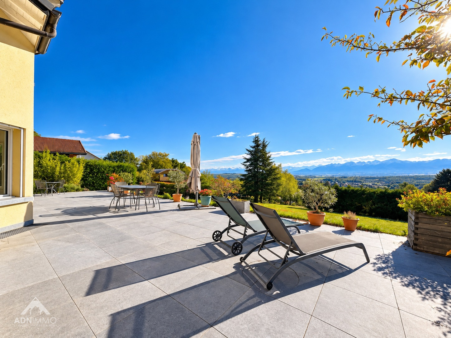 Terrasse avec vue panoramique Terrasse ensoleillée avec chaises longues et vue sur les montagnes, Saint-Jean-de-Gonville.