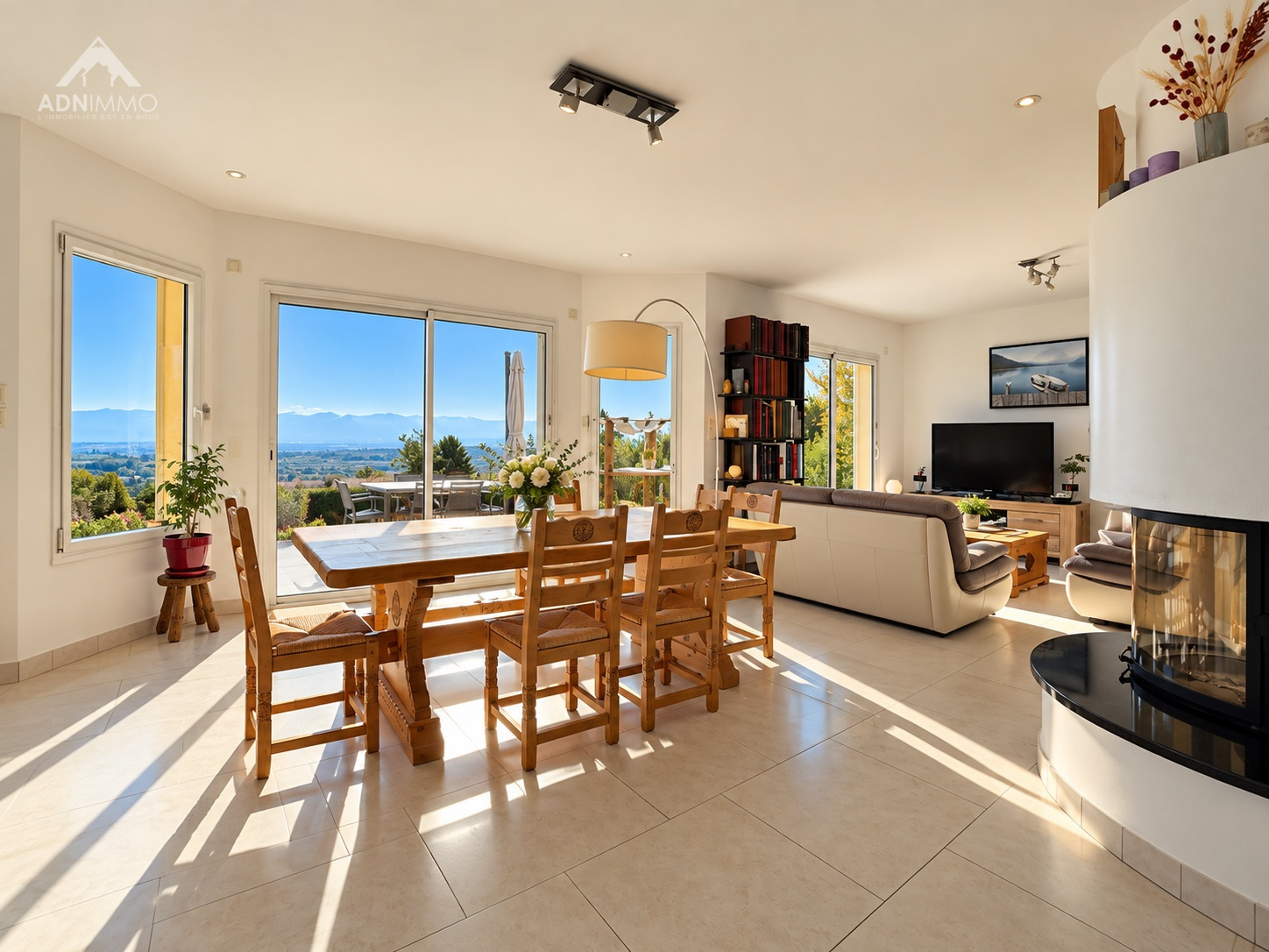 Intérieur de maison avec vue panoramique Intérieur d'une maison moderne avec salle à manger et vue sur le Mont-Blanc.