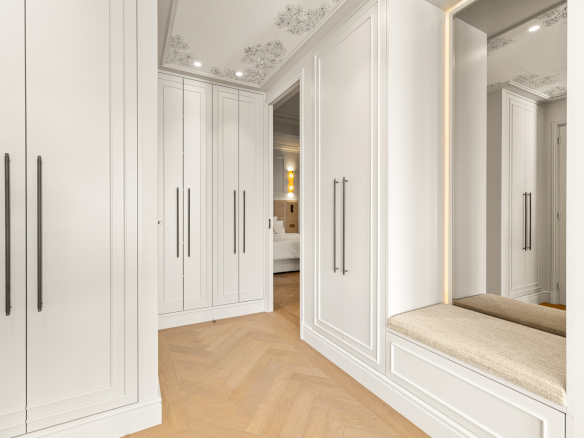 Intérieur d'un appartement rénové avec placards intégrés et coin salon à Nice.