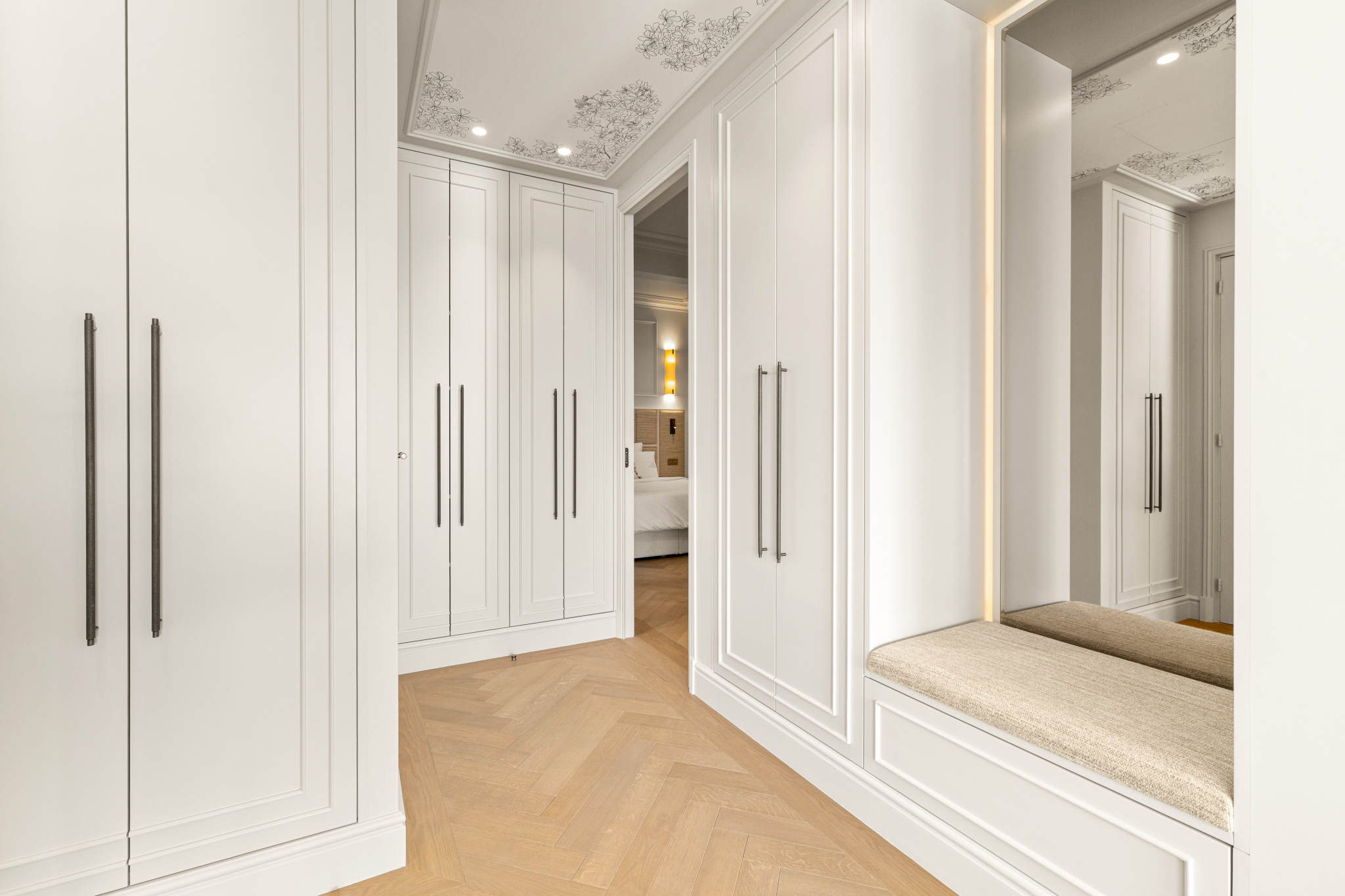 Intérieur d’un appartement à Nice Intérieur d'un appartement rénové avec placards intégrés et coin salon à Nice.