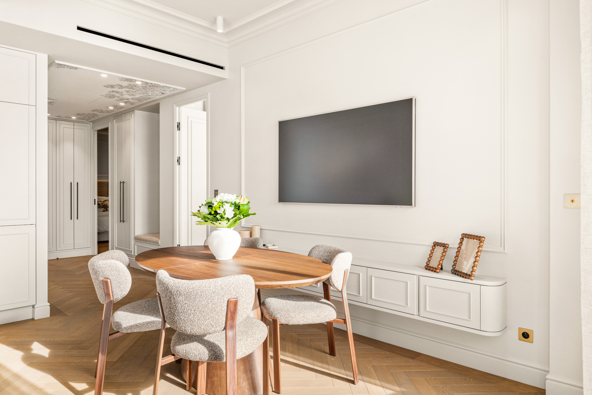 Intérieur d’un appartement à Nice Intérieur d'un appartement rénové avec une table ronde et un écran au mur.