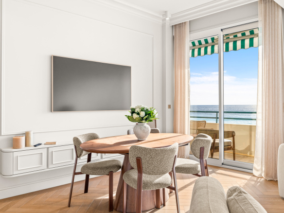 Intérieur d'un appartement rénové avec vue sur la mer Méditerranée à Nice.