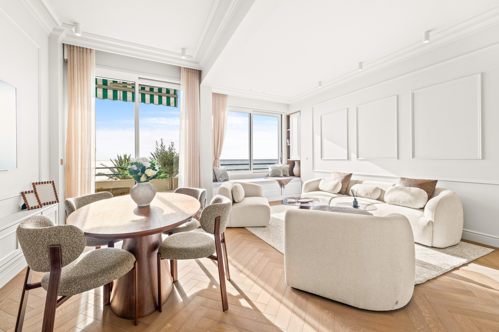 Appartement rénové avec vue mer à Nice Intérieur d'un appartement rénové avec vue sur la mer à Nice, mobilier moderne et lumineux.