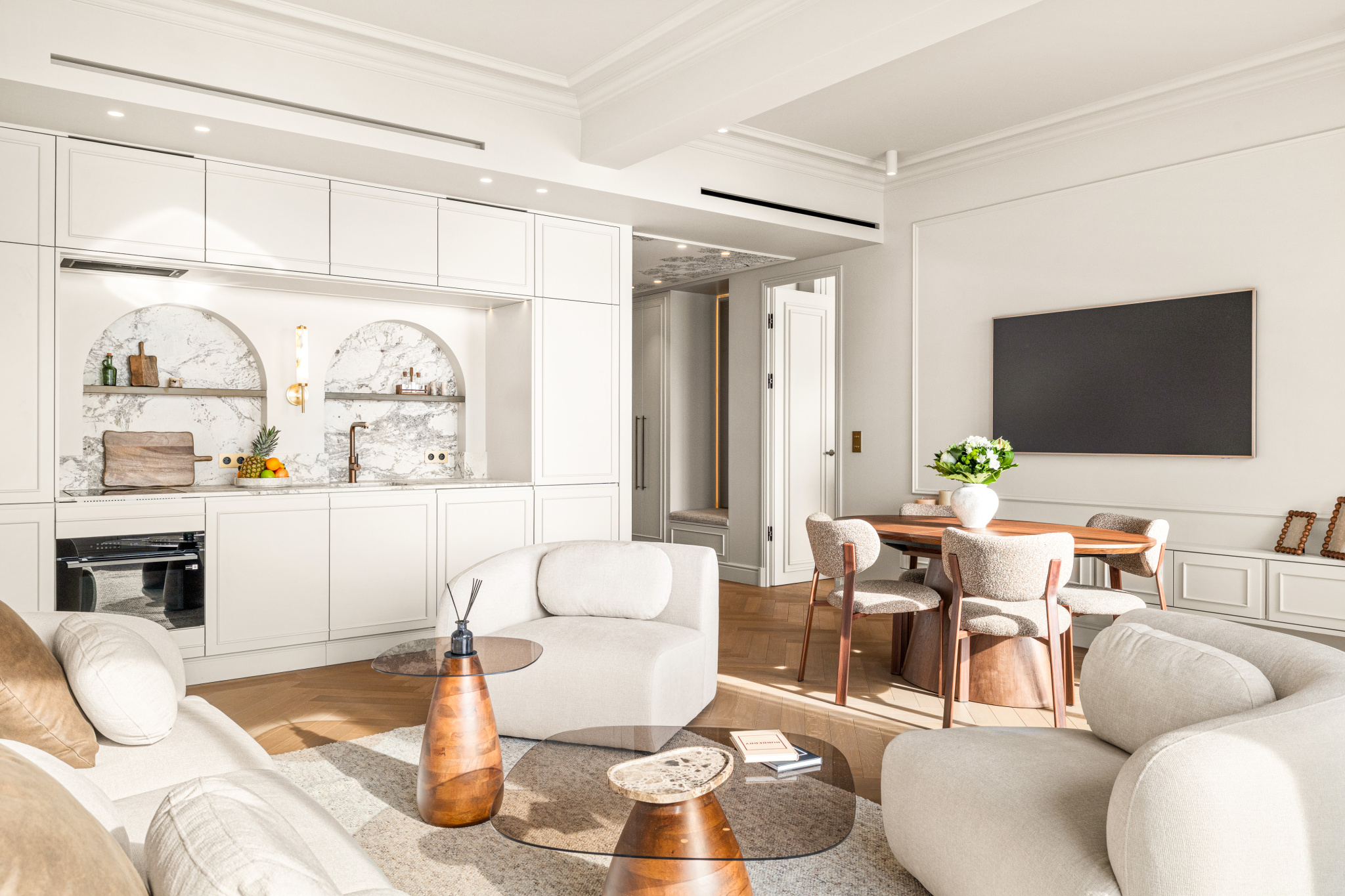 Appartement rénové avec vue sur la mer à Nice Intérieur d'un appartement rénové avec vue sur la mer, salon lumineux et cuisine moderne.