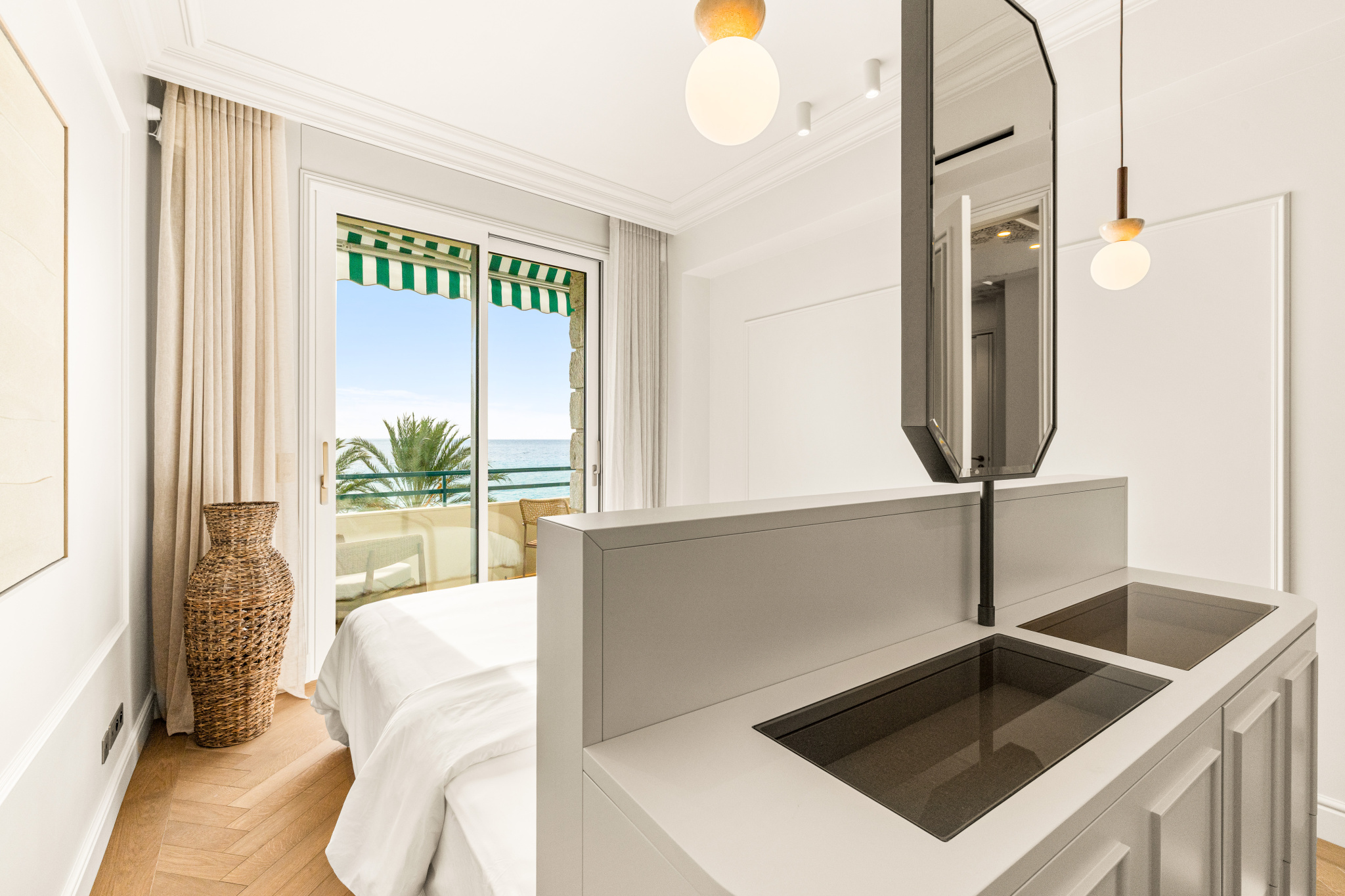 Chambre avec vue sur la mer à Nice Chambre d'appartement rénové avec vue sur la mer à Nice, balcon visible.