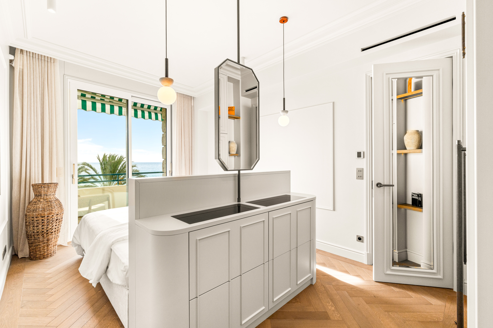 Chambre avec vue sur la Méditerranée à Nice Chambre d'un appartement rénové avec vue sur la mer à Nice, fenêtres ouvertes sur la Méditerranée.