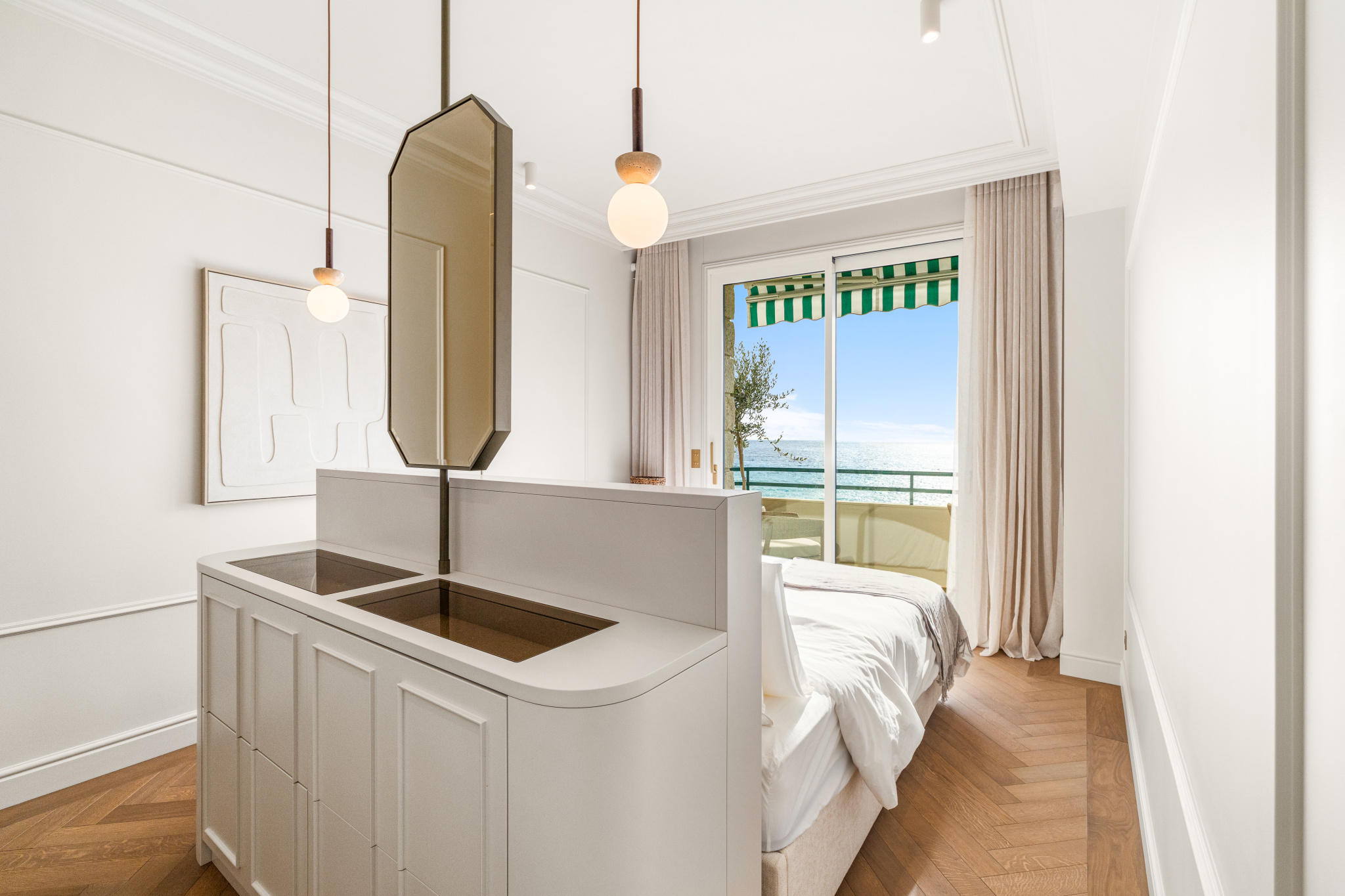 Chambre avec vue sur la mer à Nice Chambre d'un appartement rénové avec vue sur la mer à Nice, balcon et décoration moderne.