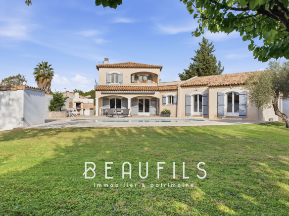 Villa provençale de 171m2 avec piscine et terrasse à Lunel, terrain arboré de 1 524m2.