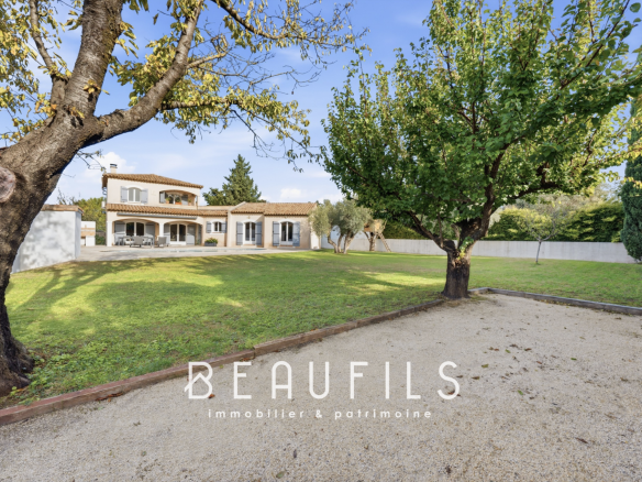Villa provençale de 171m2 sur un terrain arboré à Lunel, avec piscine et terrasse en bois.