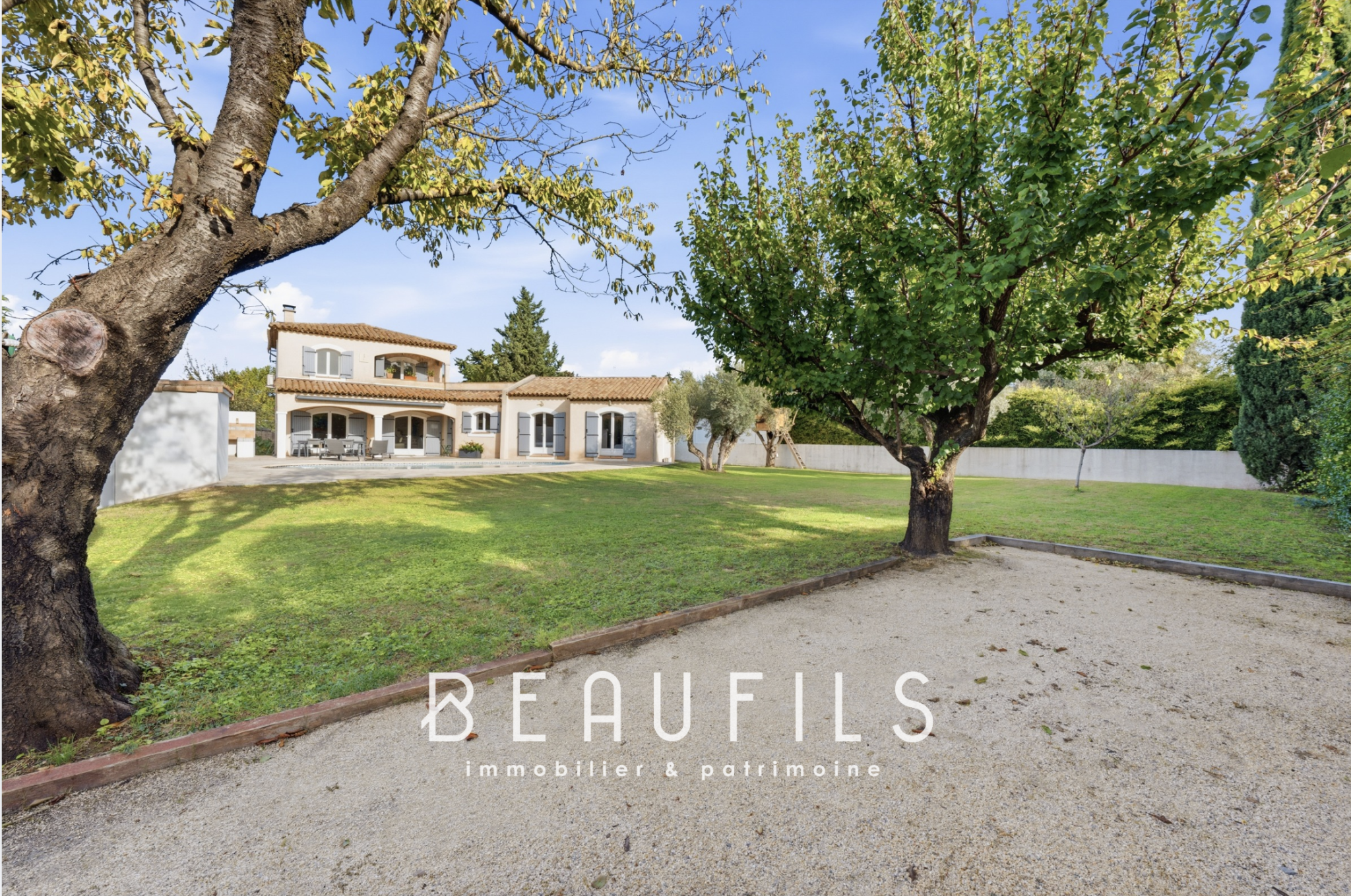 Villa provençale à Lunel Villa provençale de 171m2 sur un terrain arboré à Lunel, avec piscine et terrasse en bois.