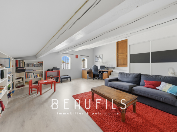 Intérieur d'une villa provençale avec salon spacieux et bureau à Lunel.