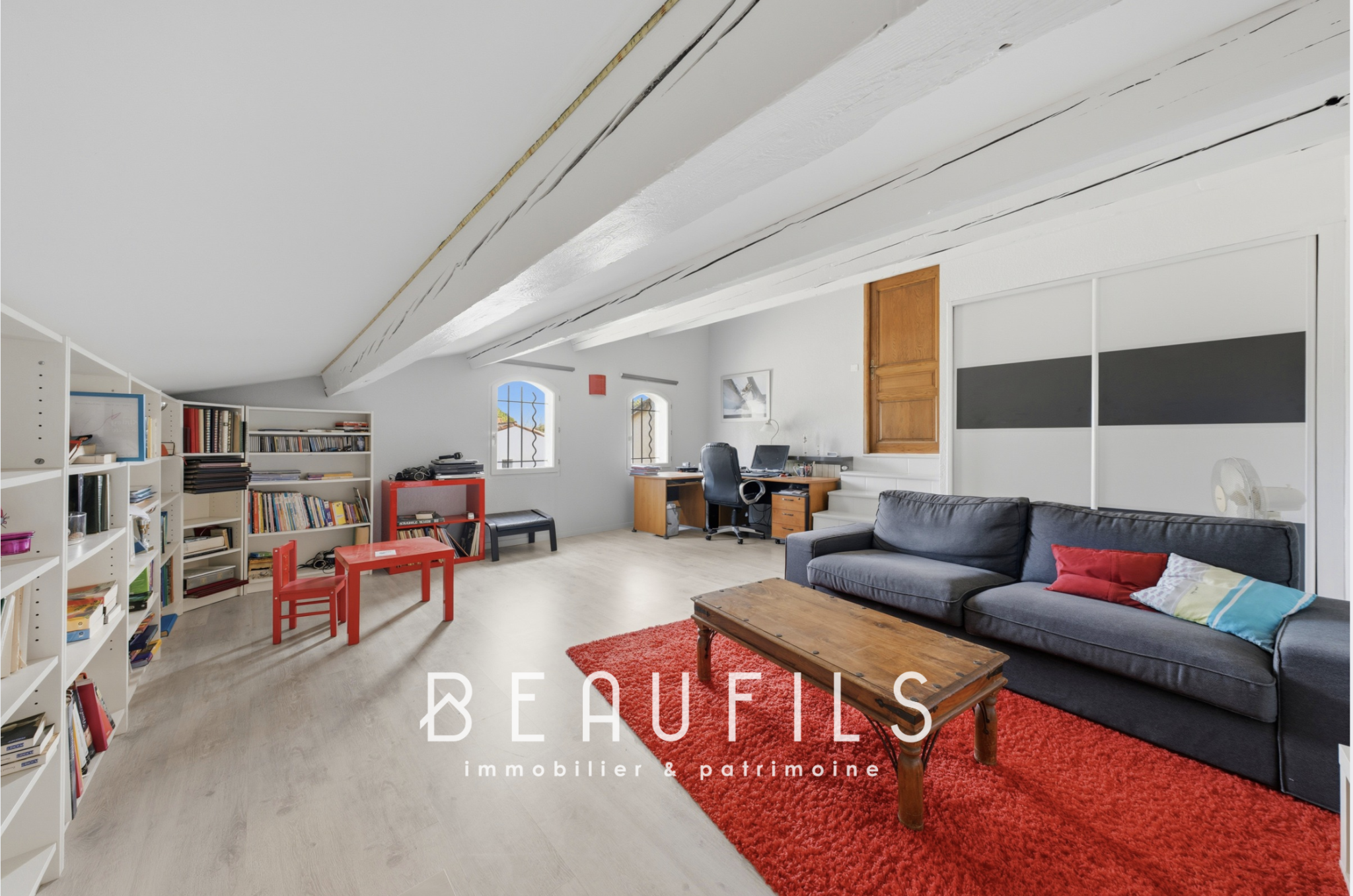 Intérieur d’une villa provençale à Lunel Intérieur d'une villa provençale avec salon spacieux et bureau à Lunel.