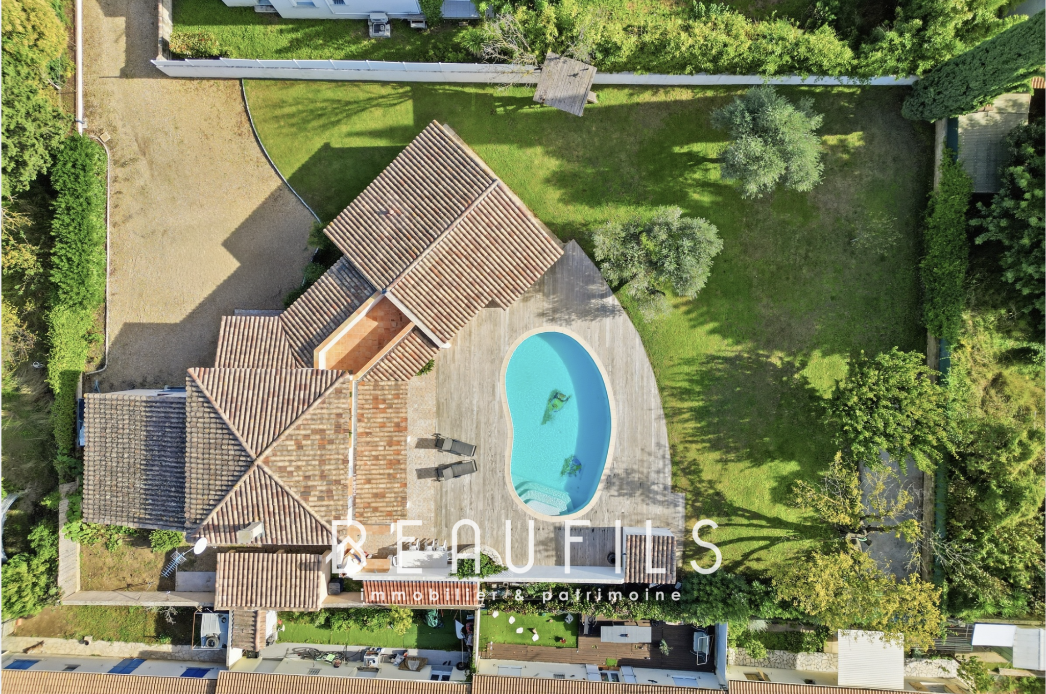 Villa provençale à Lunel Vue aérienne d'une villa provençale avec piscine et terrain arboré à Lunel.