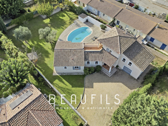 Vue aérienne d'une villa provençale avec piscine et terrain arboré à Lunel.