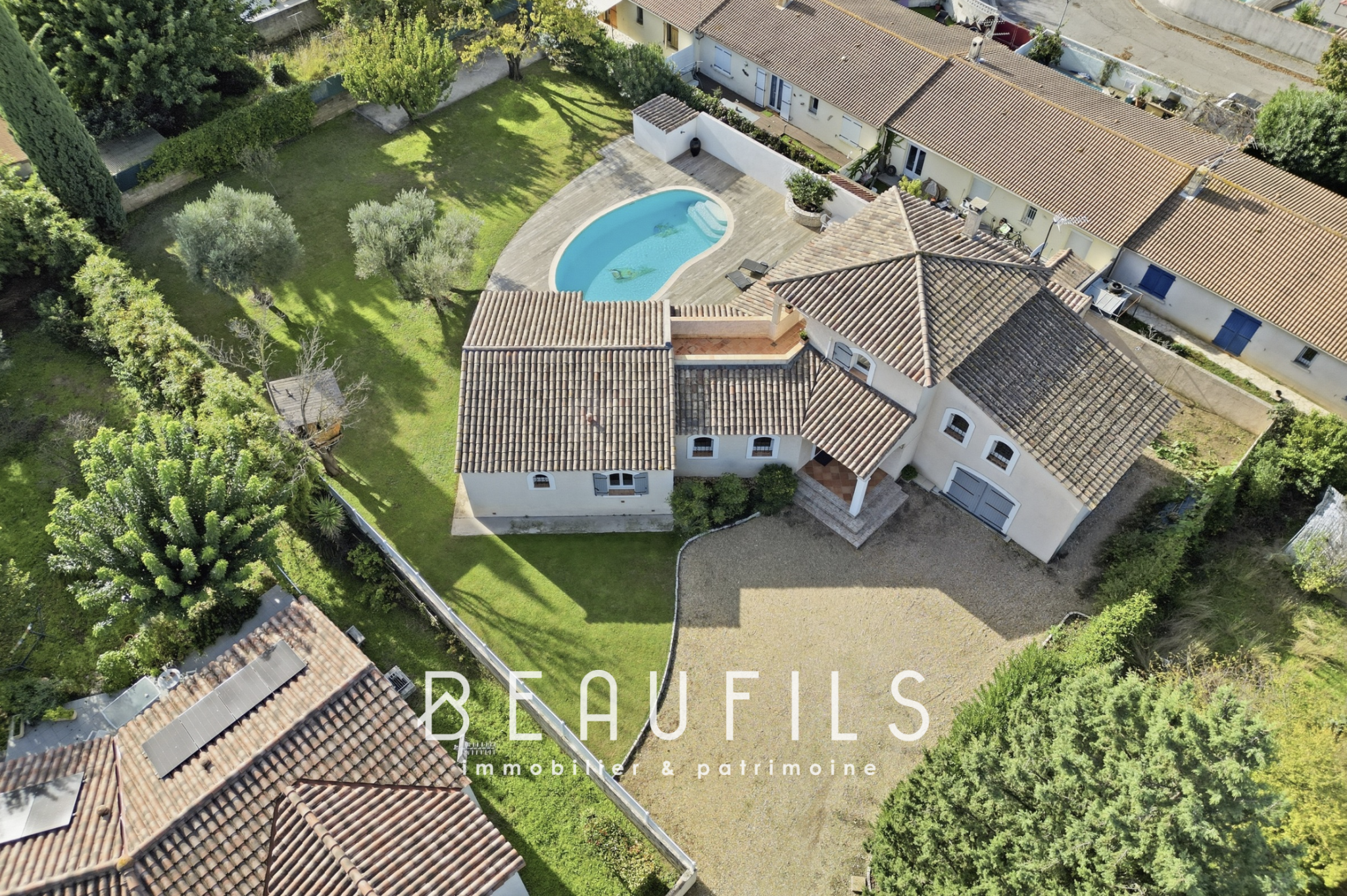 Villa provençale à Lunel Vue aérienne d'une villa provençale avec piscine et terrain arboré à Lunel.
