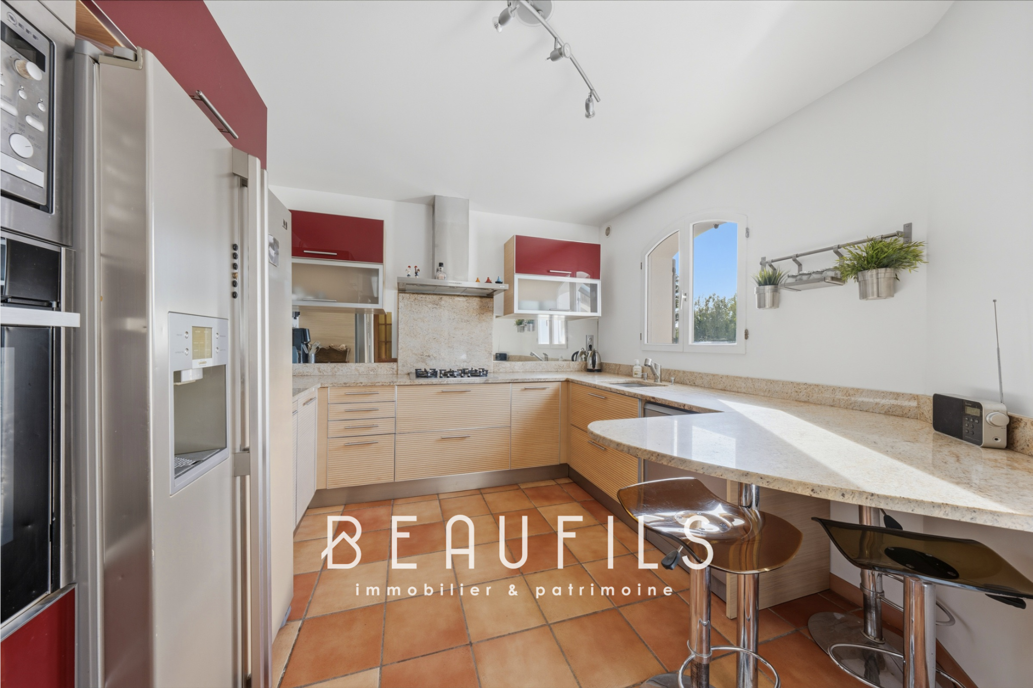 Cuisine de villa provençale à Lunel Cuisine moderne avec îlot central et équipements intégrés dans une villa provençale.