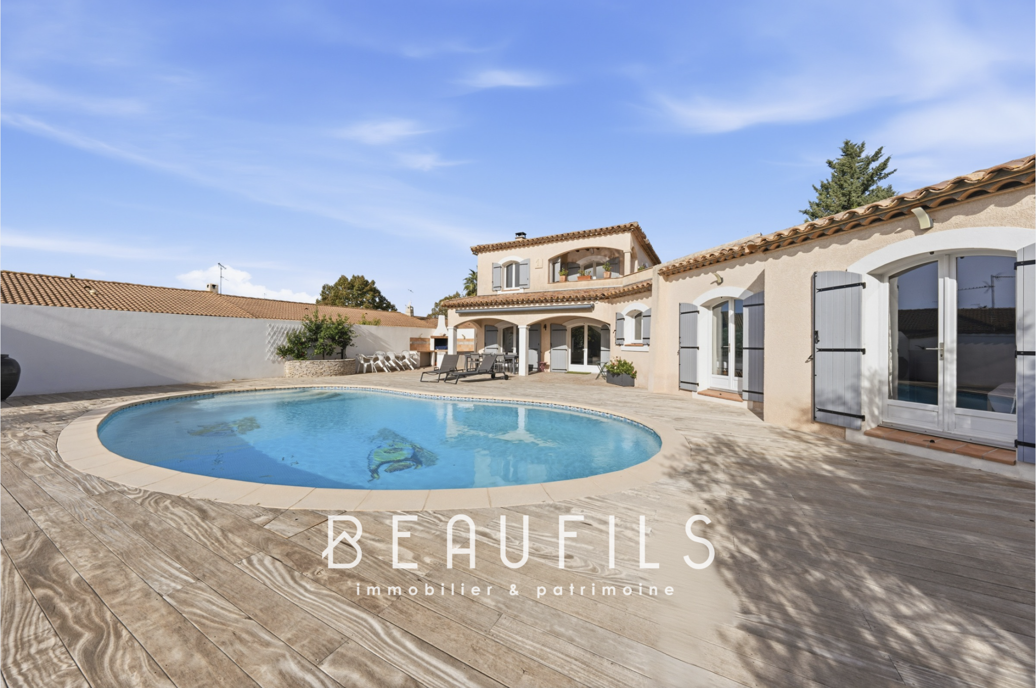 Villa provençale à Lunel Villa provençale avec piscine et terrasse en bois, Lunel