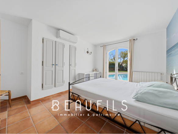 Chambre d'une villa provençale avec vue sur la piscine, Lunel.