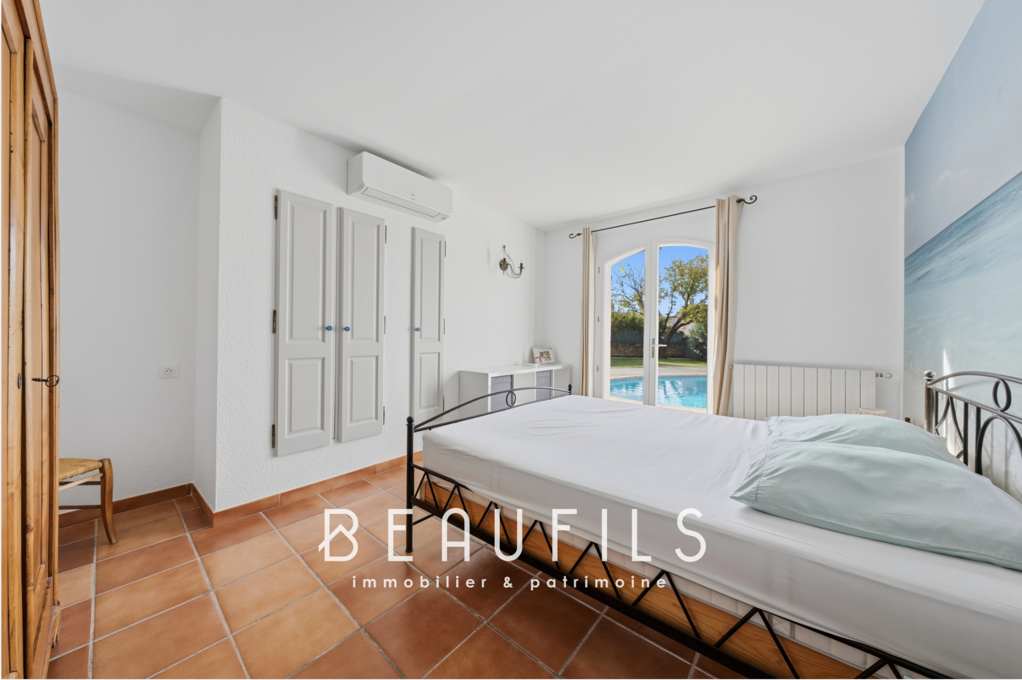 Chambre de villa provençale à Lunel Chambre d'une villa provençale avec vue sur la piscine, Lunel.
