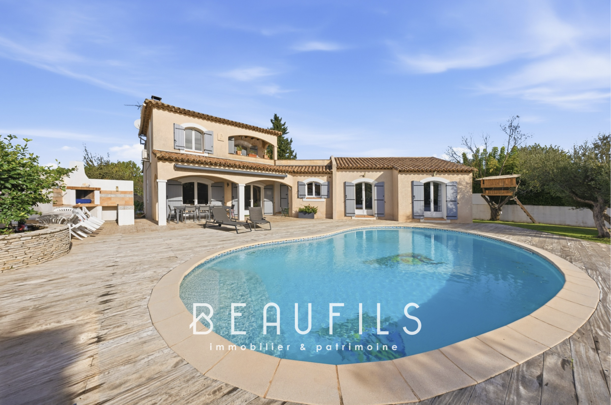 Villa provençale à Lunel Villa provençale avec piscine et terrasse en bois, située à Lunel, dans un cadre arboré et calme.