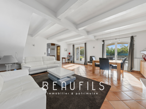 Intérieur d'une villa provençale avec salon lumineux et mobilier moderne.