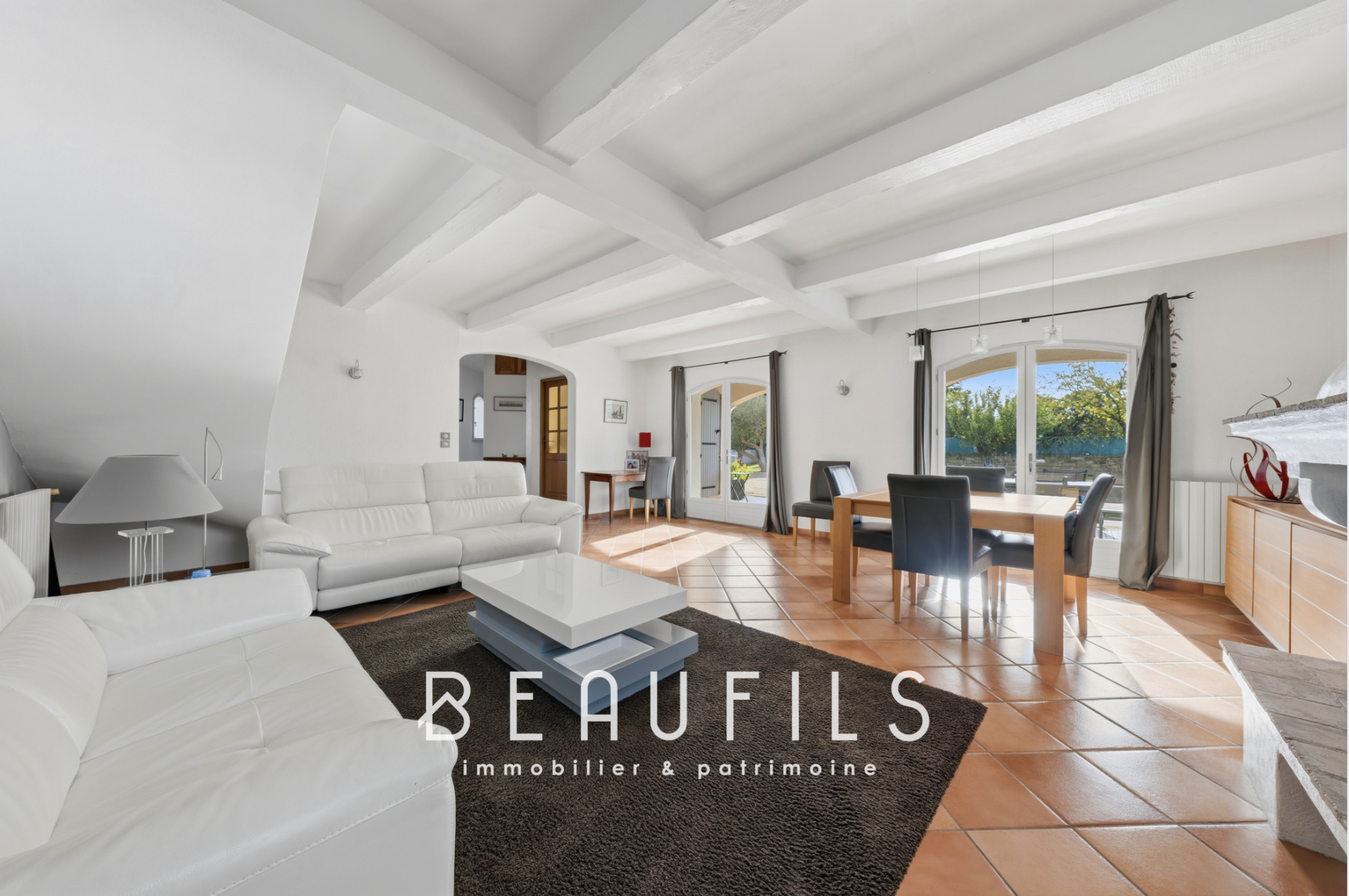 Intérieur d’une villa provençale à Lunel Intérieur d'une villa provençale avec salon lumineux et mobilier moderne.