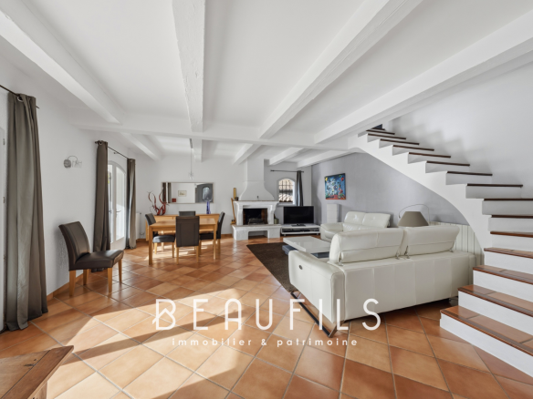 Intérieur d'une villa provençale à Lunel avec salon, salle à manger et escalier.