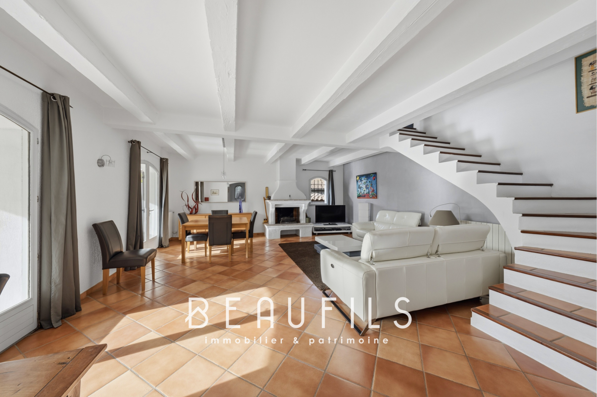 Intérieur d’une villa provençale à Lunel Intérieur d'une villa provençale à Lunel avec salon, salle à manger et escalier.