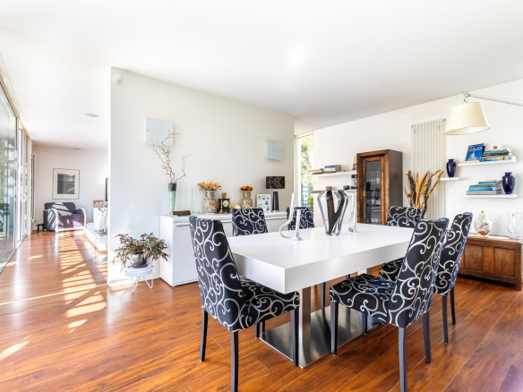 Intérieur d'une maison d'architecte moderne avec une salle à manger élégante et lumineuse.