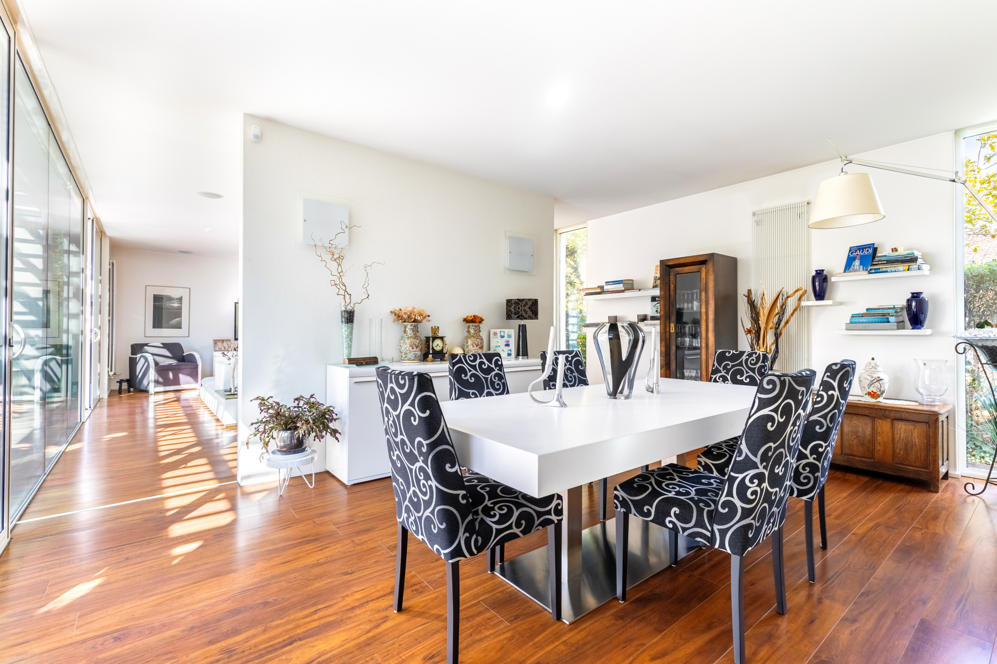 Intérieur d’une maison d’architecte au Taillan-Médoc Intérieur d'une maison d'architecte moderne avec une salle à manger élégante et lumineuse.