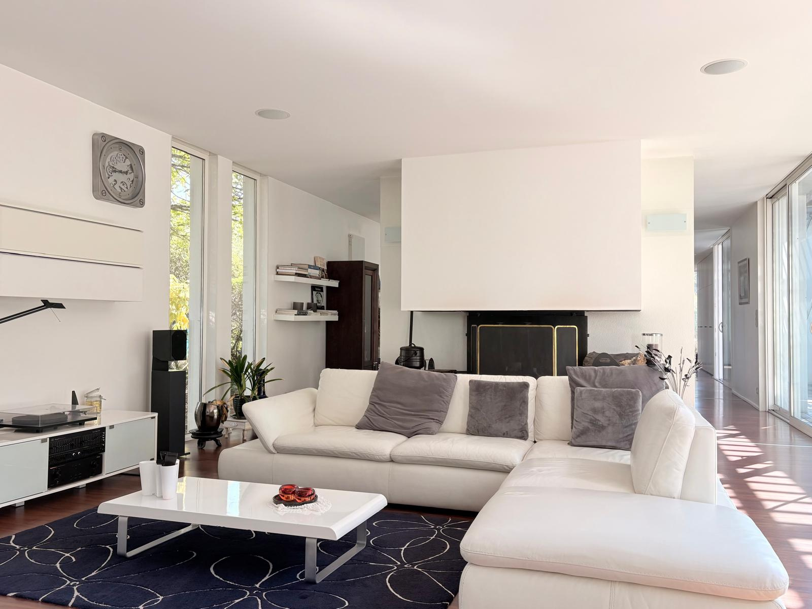 Salon d’une maison d’architecte Intérieur d'une maison d'architecte au Taillan-Médoc avec un salon moderne et lumineux.