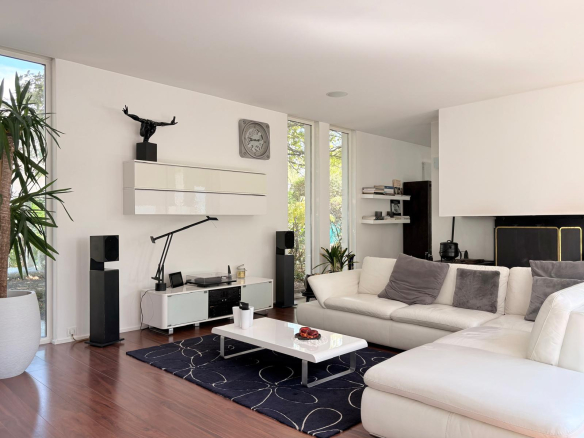 Intérieur moderne d'une maison d'architecte avec salon lumineux et mobilier contemporain.