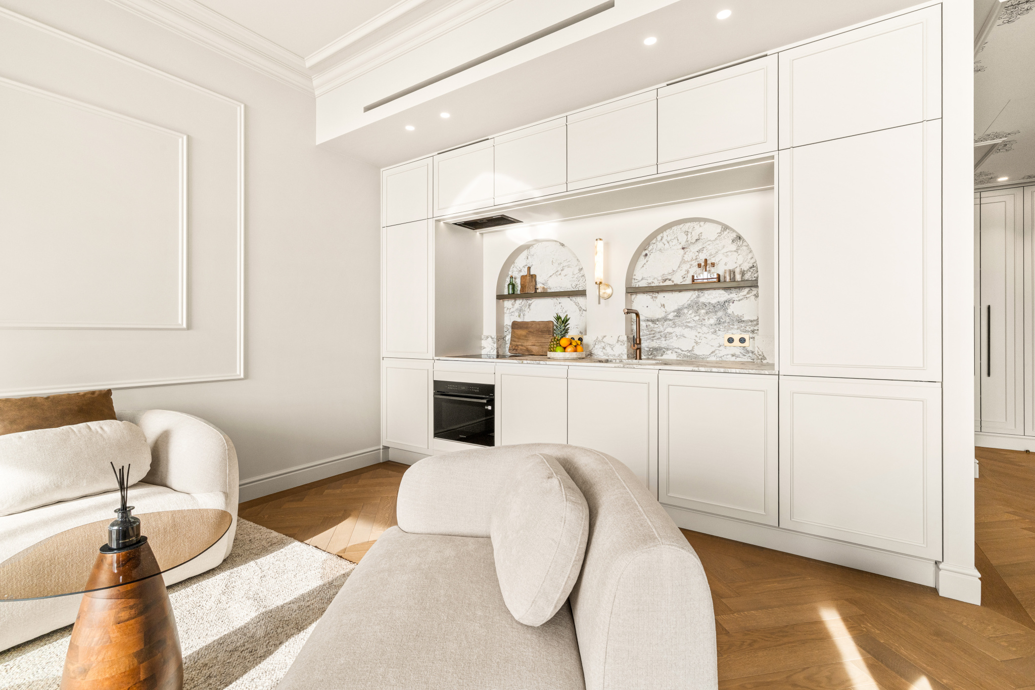 Appartement rénové à Nice Intérieur d'un appartement rénové à Nice avec cuisine moderne et décoration élégante.