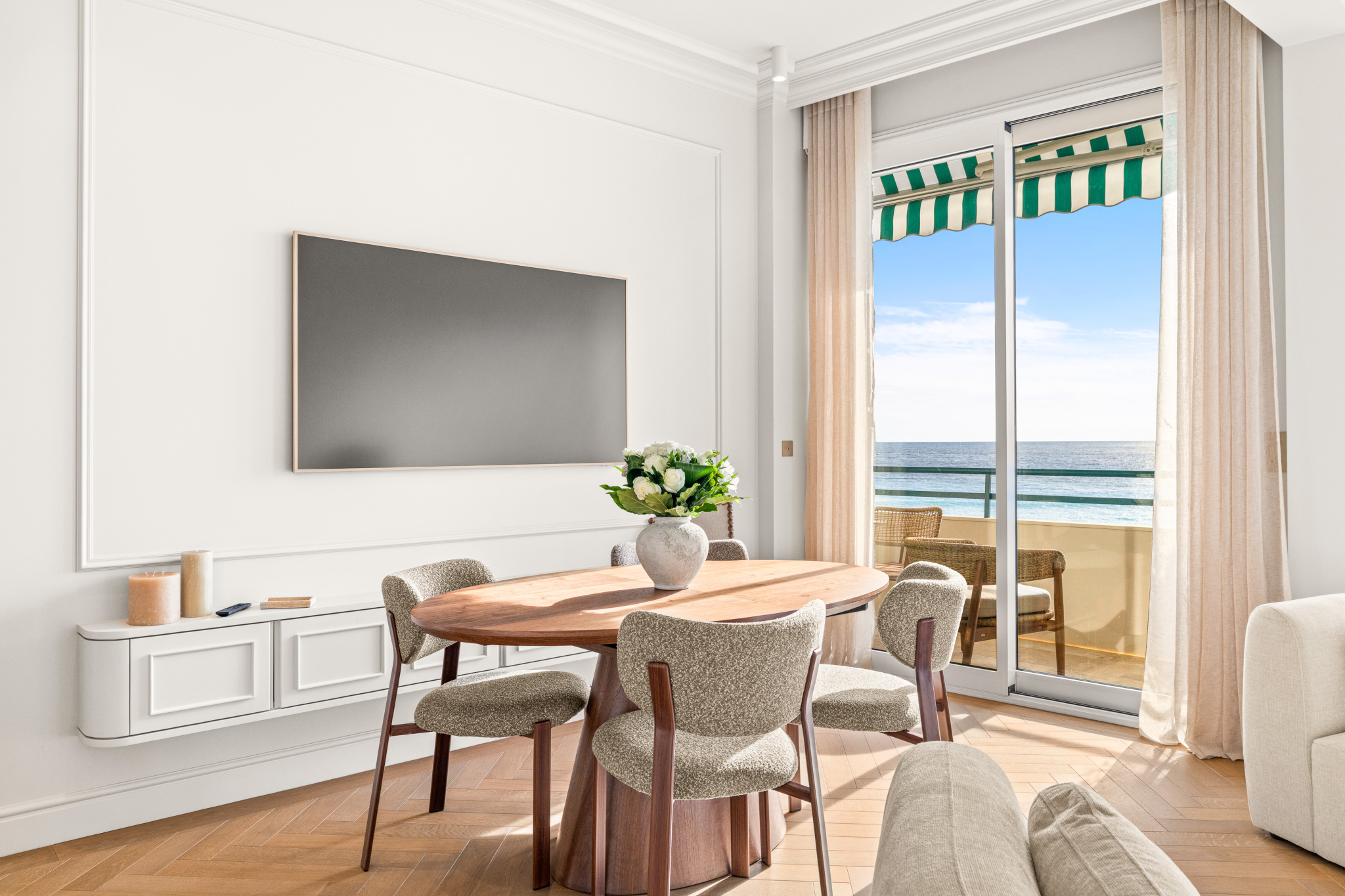 Appartement rénové avec vue mer à Nice Intérieur d'un appartement rénové avec vue sur la mer Méditerranée à Nice.