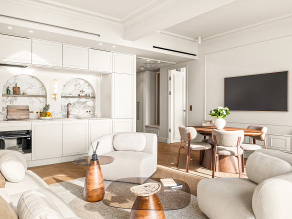 Intérieur d'un appartement rénové avec vue sur la mer, salon lumineux et cuisine moderne à Nice.