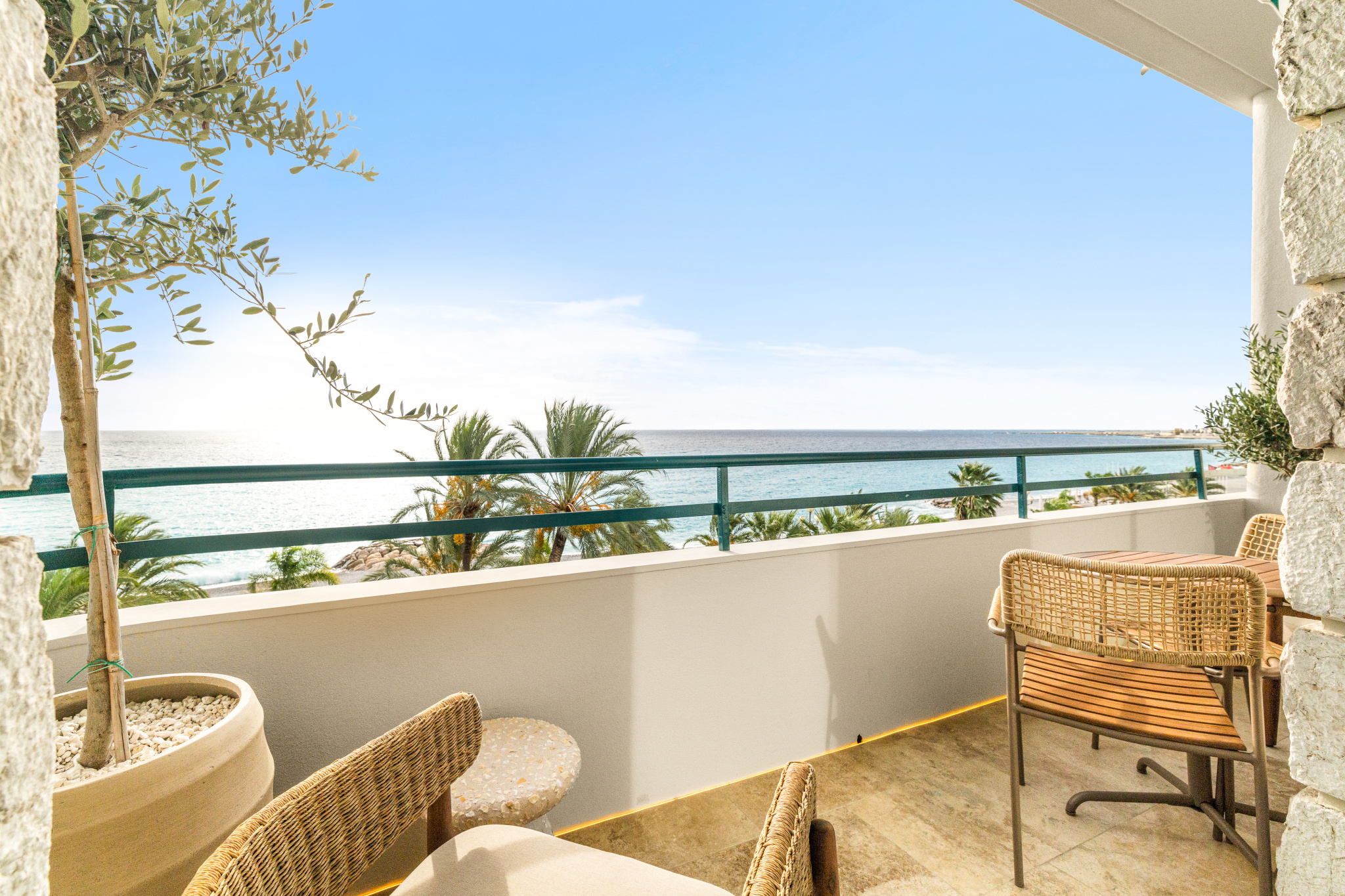 Vue panoramique depuis un balcon à Nice Balcon d'un appartement avec vue sur la mer Méditerranée à Nice.