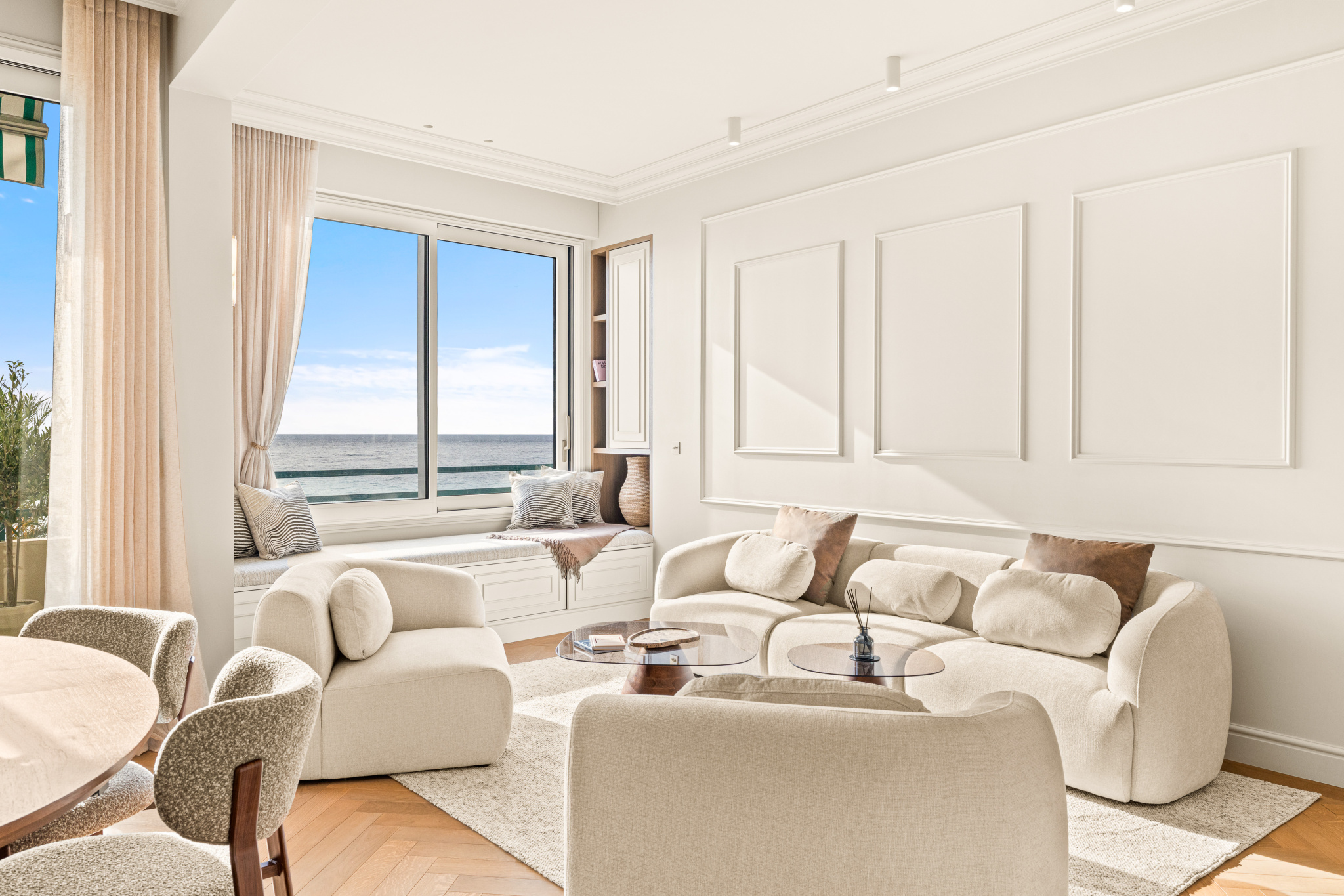 Appartement rénové avec vue mer à Nice Intérieur d'un appartement rénové avec vue sur la mer Méditerranée à Nice.