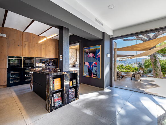Intérieur d'une maison rénovée avec cuisine moderne et vue sur jardin à Marseille.