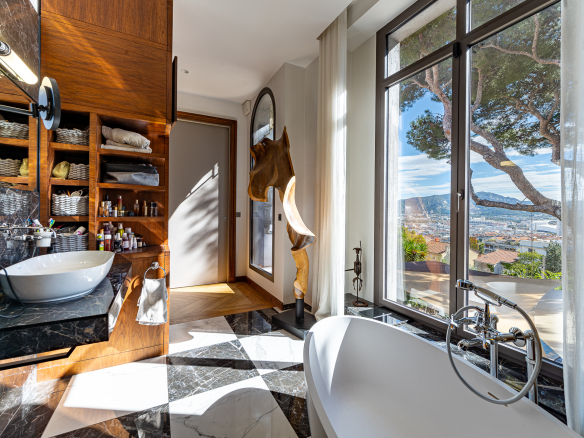Salle de bain moderne avec vue dégagée sur Marseille, baignoire et décoration contemporaine.