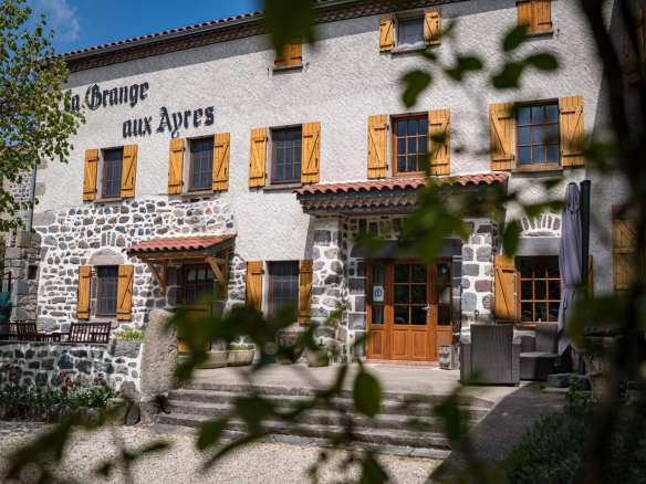 Renovated old farmhouse with views of the valley in Olloix, Auvergne Volcanoes Regional Natural Park.