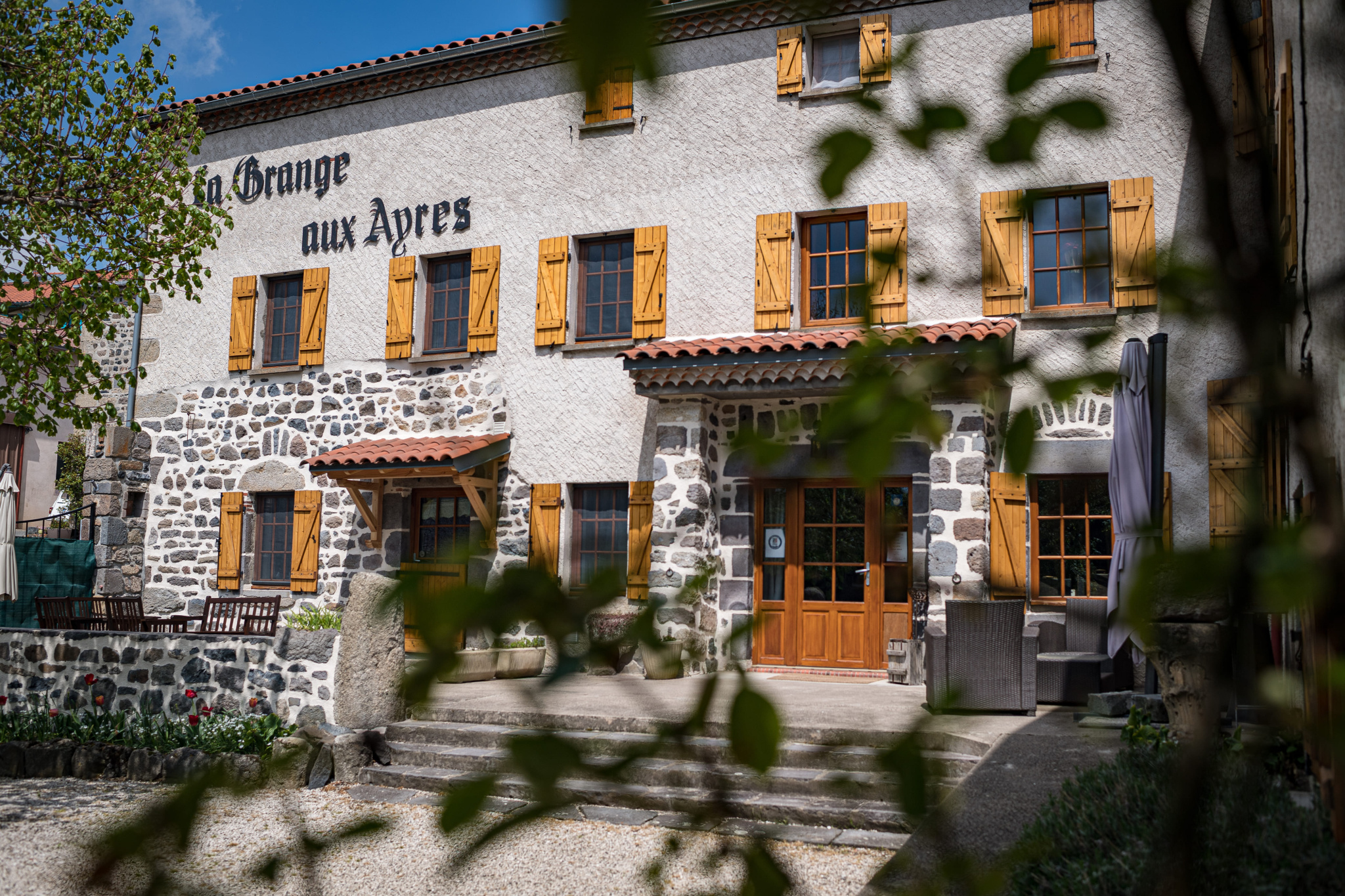 Renovated old farmhouse with views of the valley in Olloix, Auvergne Volcanoes Regional Natural Park.